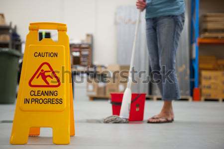 Schoonmaken magazijn voorzichtigheid teken gevaar teken vooruitgang Stockfoto © roboriginal