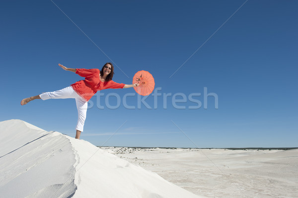 Stock foto: Schönen · reife · Frau · Balancing · Sanddüne · Panorama · Wüste