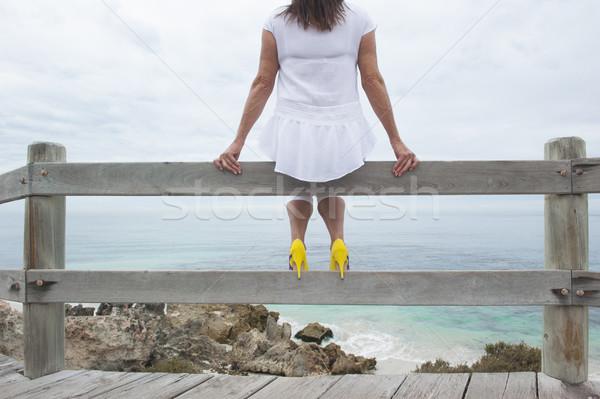 Frau Handlauf Strand Ozean Porträt anziehend Stock foto © roboriginal
