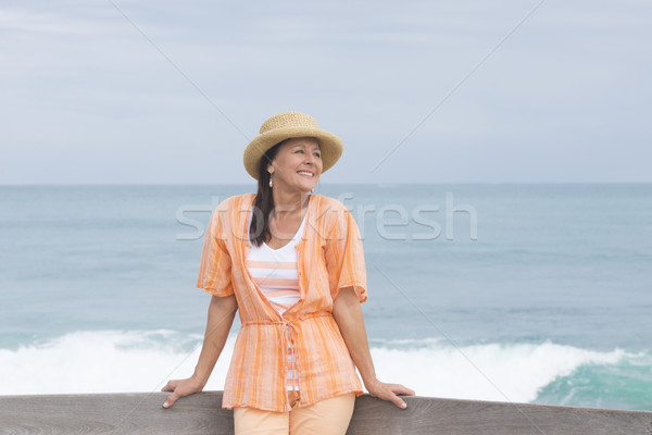Entspannt anziehend reife Frau Strand Porträt schönen Stock foto © roboriginal