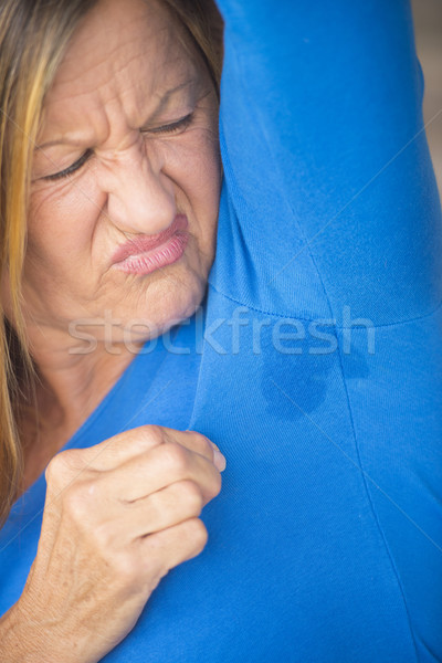 öfkeli kadın terleme kol portre olgun kadın Stok fotoğraf © roboriginal