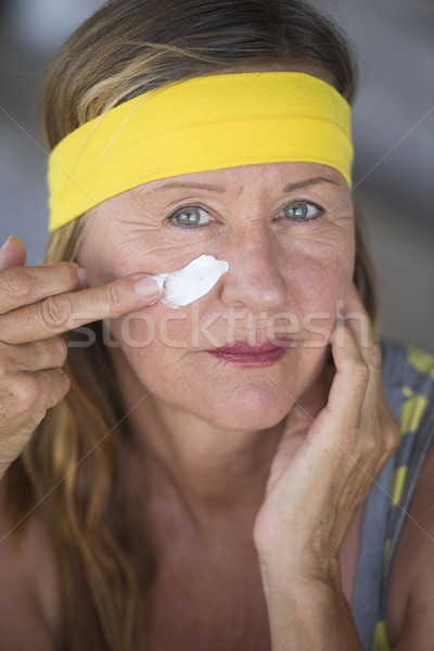 Pielęgnacja skóry mleczko kosmetyczne starsza kobieta portret dopasować Zdjęcia stock © roboriginal