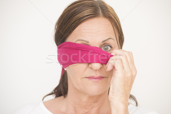 Foto stock: Uno · ojo · con · los · ojos · vendados · atractivo · mujer · madura