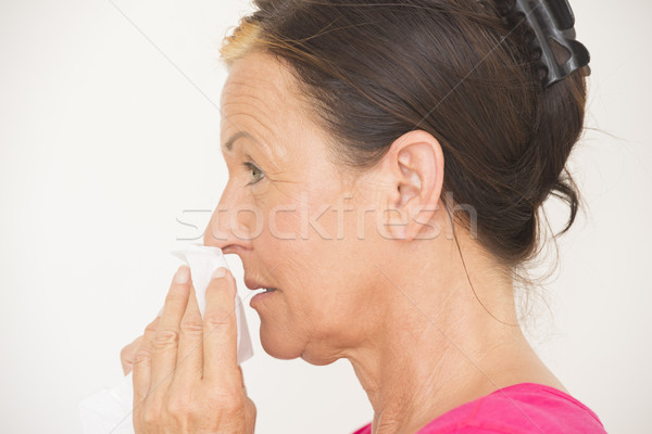 Kobieta tkanka nosa cierpienie grypa portret Zdjęcia stock © roboriginal