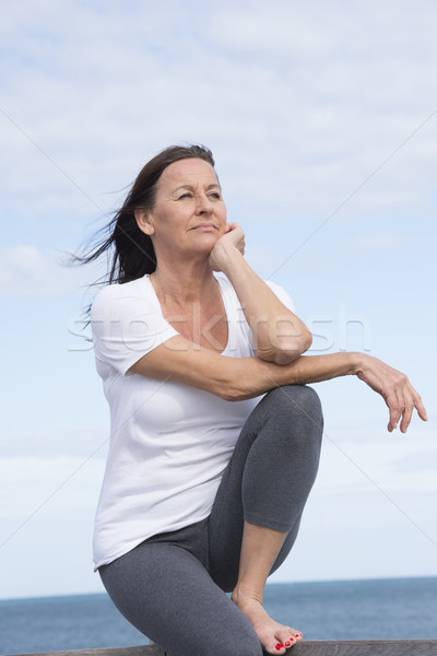 Entspannt sportlich reife Frau Freien Porträt anziehend Stock foto © roboriginal