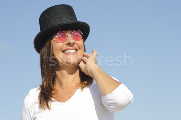 Stock fotó: Boldog · kalap · visel · nő · égbolt · portré
