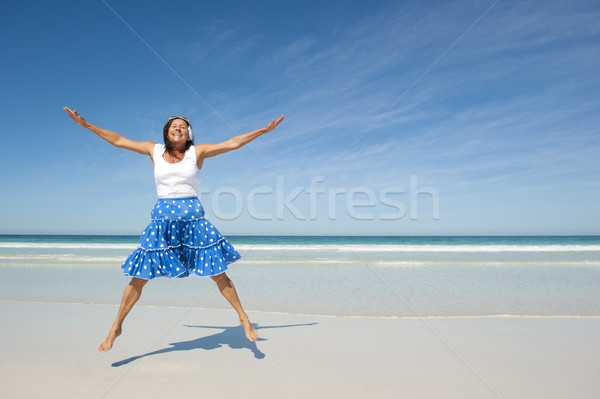 Zdjęcia stock: Szczęśliwy · skoki · starsza · kobieta · plaży · piękna · patrząc