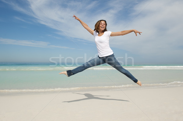 Frau springen Freude Strand glücklich heiter Stock foto © roboriginal