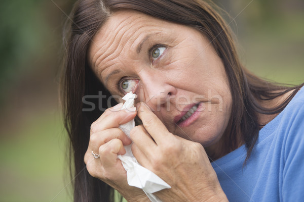 Traurig reife Frau Gewebe Reinigung Tränen Auge Stock foto © roboriginal