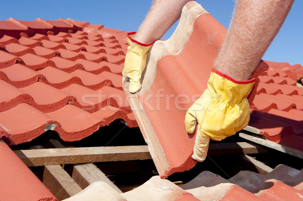 Muncitor in constructii ţiglă acoperiş lucrător galben mănuşi Imagine de stoc © roboriginal