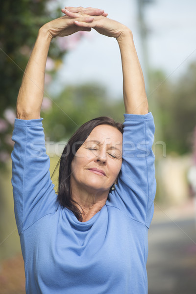 Stockfoto: Gelukkig · rijpe · vrouw · armen · omhoog · portret