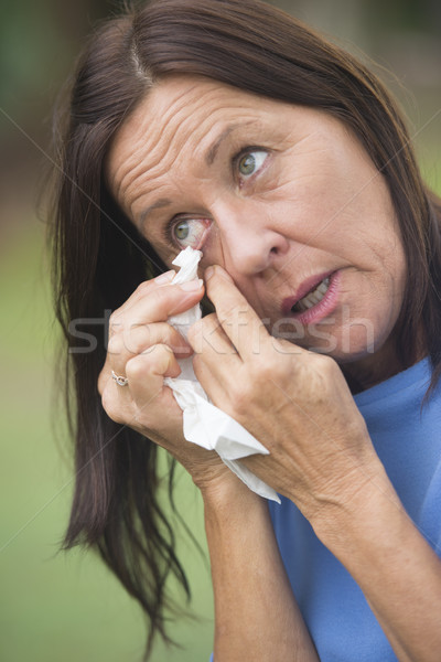 Smutne starsza kobieta tkanka czyszczenia łzy oka Zdjęcia stock © roboriginal