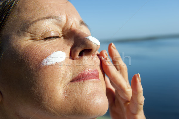 Kobieta rak skóry ochrony portret atrakcyjny starsza kobieta Zdjęcia stock © roboriginal