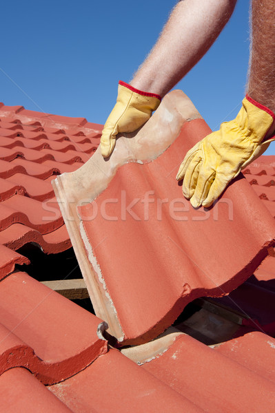 Foto stock: Trabajador · de · la · construcción · azulejo · reparación · techo · trabajador · amarillo