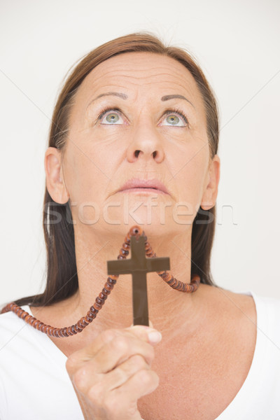 Bidden vrouw christelijke kruisbeeld portret aantrekkelijke vrouw Stockfoto © roboriginal
