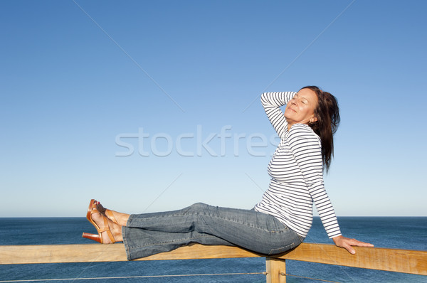 Schönen reife Frau Ozean Porträt Sitzung entspannt Stock foto © roboriginal
