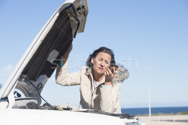 Foto stock: Mulher · carro · quebrar · para · baixo · telefone