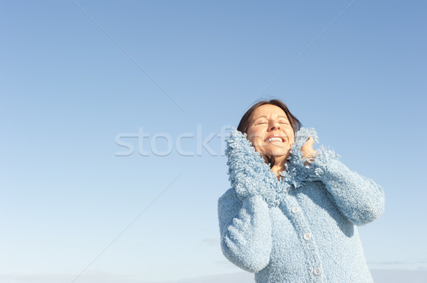Stok fotoğraf: Gülümseyen · kadın · kış · gökyüzü · yalıtılmış · portre · güzel