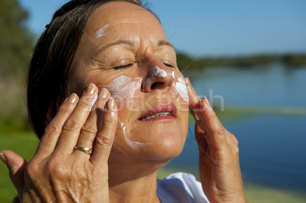 Vrouw huidkanker bescherming portret aantrekkelijk rijpe vrouw Stockfoto © roboriginal