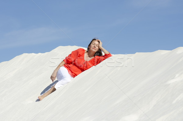 Hübsche Frau entspannt Sanddüne anziehend schauen reife Frau Stock foto © roboriginal