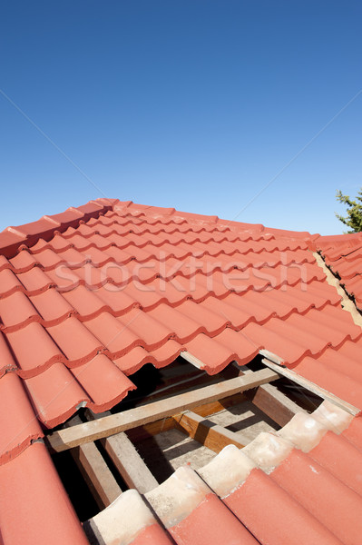 Beschadigd Rood tegel dak bouw huis Stockfoto © roboriginal