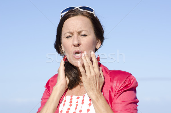 Atrakcyjny starsza kobieta zębów ból odizolowany zewnątrz Zdjęcia stock © roboriginal