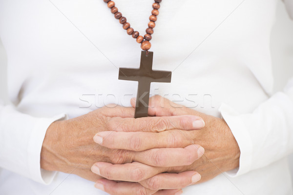 Christian crucifijo rezando manos primer plano femenino Foto stock © roboriginal