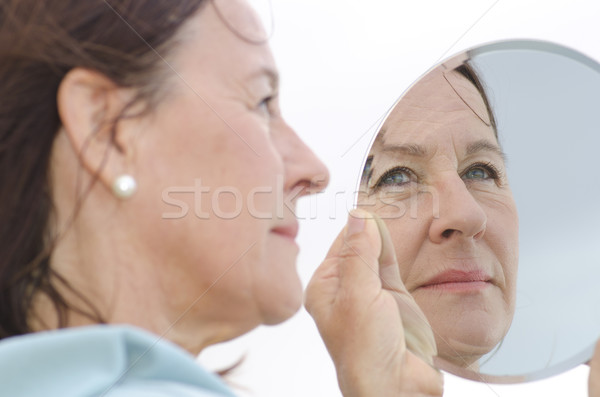 Foto stock: Retrato · mulher · madura · espelho · atraente · olhando