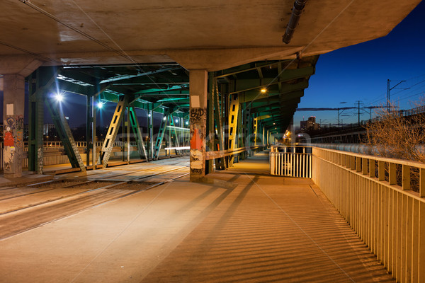 Brücke Straßenbahn stoppen Nacht senken Stahl Stock foto © rognar