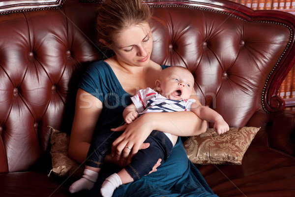 Mère bébé canapé séance antique [[stock_photo]] © rognar