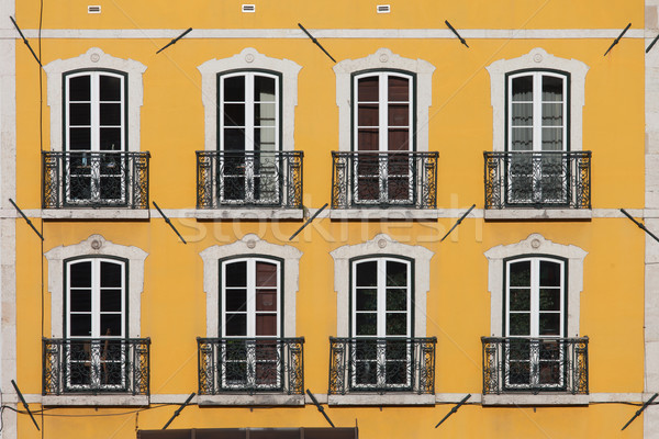 épület citromsárga homlokzat hagyományos magas ablakok Stock fotó © rognar