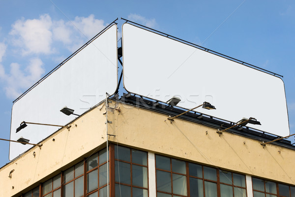 Panneaux d'affichage deux espace de copie bâtiment toit Photo stock © rognar