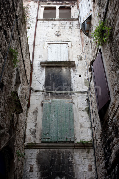 Verouderd architectuur voorbeeld oude binnenstad muur deur Stockfoto © rognar