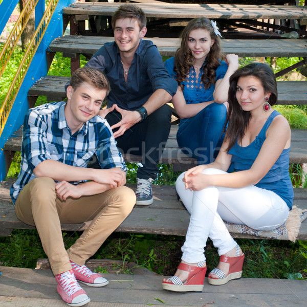 Feliz quatro adolescentes sessão juntos passos Foto stock © rosipro