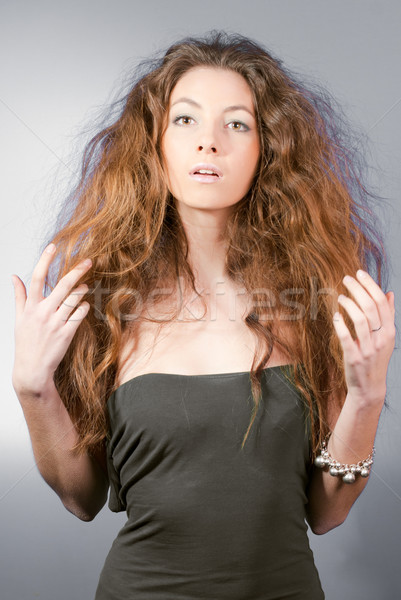 Belo mulher jovem desgrenhado penteado olhando estranho Foto stock © rosipro