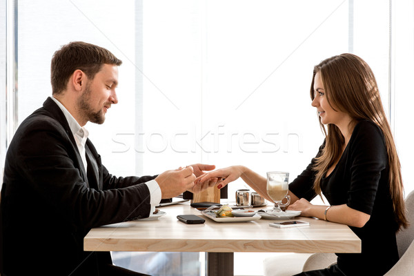 Férfi készít javaslat barátnő étterem gyűrű Stock fotó © RossHelen