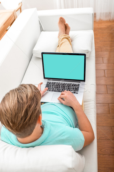 Stockfoto: Man · werken · laptop · knappe · man · leggen · bank