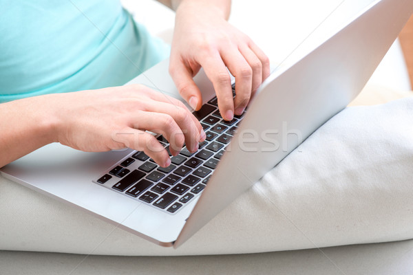 Gépel billentyűzet kezek laptop angol közelkép Stock fotó © RossHelen