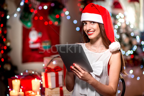 Fiatal nő tabletta karácsony díszített otthon belső Stock fotó © RossHelen