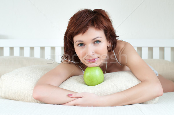 Aantrekkelijk jonge vrouw groene appel bed portret Stockfoto © rozbyshaka