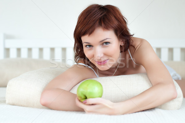 Aantrekkelijk jonge vrouw groene appel bed portret Stockfoto © rozbyshaka