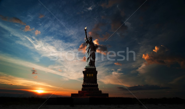 Dag vrijheid wereld standbeeld zonsopgang bewolkt Stockfoto © rozbyshaka