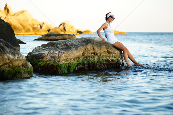 Mooie vrouw zee vergadering steen hemel Stockfoto © rozbyshaka