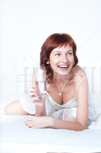 Jonge vrouw glas zoetwater gezonde vrouw hand Stockfoto © rozbyshaka