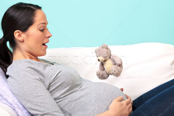 Primeiro chutá foto mulher grávida sofá veja Foto stock © RTimages