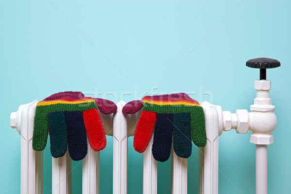 Pasiasty wełniany rękawice starych radiator Fotografia Zdjęcia stock © RTimages