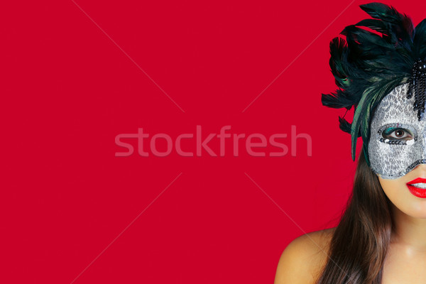 Masca roşu frumos bruneta femeie Imagine de stoc © RTimages