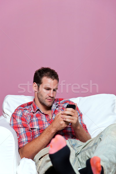 Férfi alkalmi ruha sms chat mobiltelefon visel fotel Stock fotó © RTimages