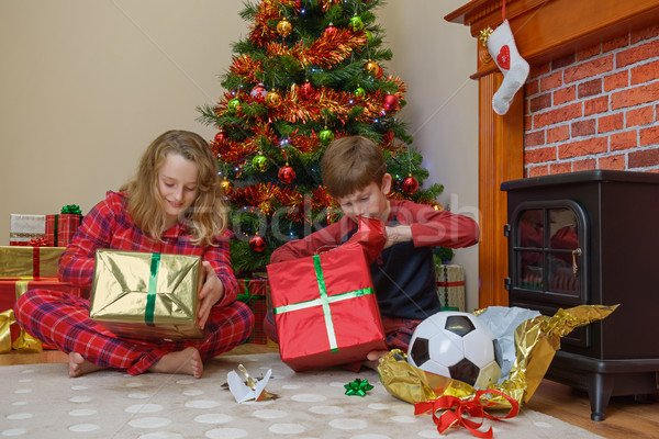 Foto stock: Ninos · apertura · regalos · Navidad · manana · dos