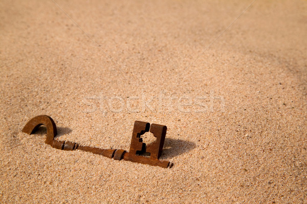 Begraben Schlüssel rostigen alten Sand Schatz Stock foto © RTimages